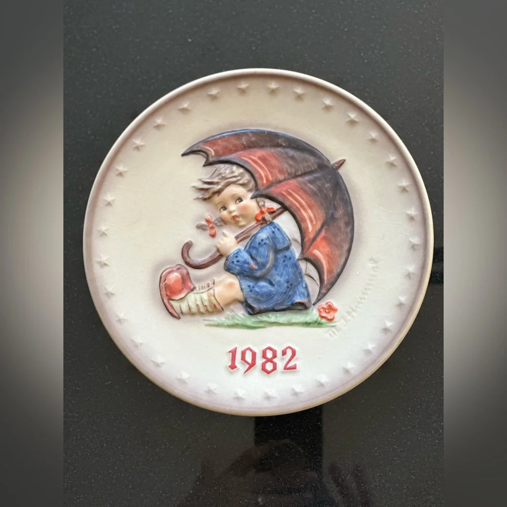M. J. Hummel 12th Anniversary 1982 Collector Plate
